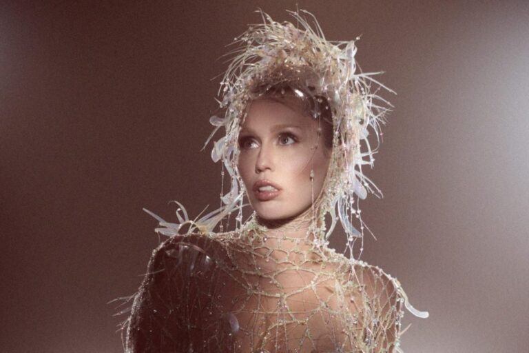 Something Beautiful: Hudební album a film, ve kterém Miley Cyrus odhaluje temnější kapitoly své tvorby